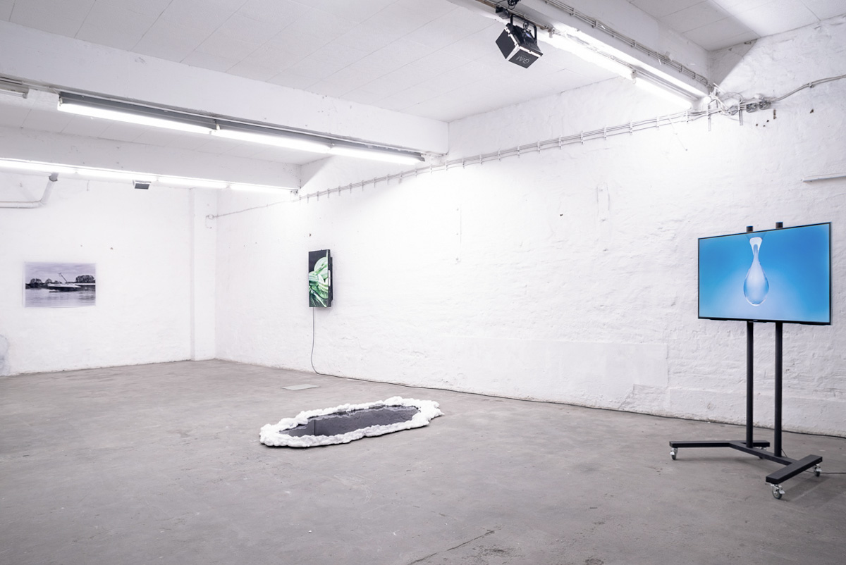 FLUIDE MEDIALE - Installation view - 25.05.2019 Studio For Artistic Research Till Bödeker Thomas Koester Añu Paz Nick Schmidt Orson Sieverding Jan Wagner Sue Lèwig Lucas Croon Kathrin Dreckmann Verena Meis Düsseldorf