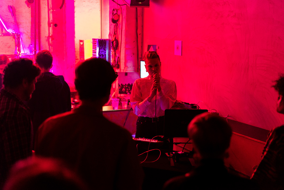 FLUIDE MEDIALE - Concert by Sue Lèwig - 25.05.2019 Studio For Artistic Research Till Bödeker Thomas Koester Añu Paz Nick Schmidt Orson Sieverding Jan Wagner Sue Lèwig Lucas Croon Kathrin Dreckmann Verena Meis Düsseldorf