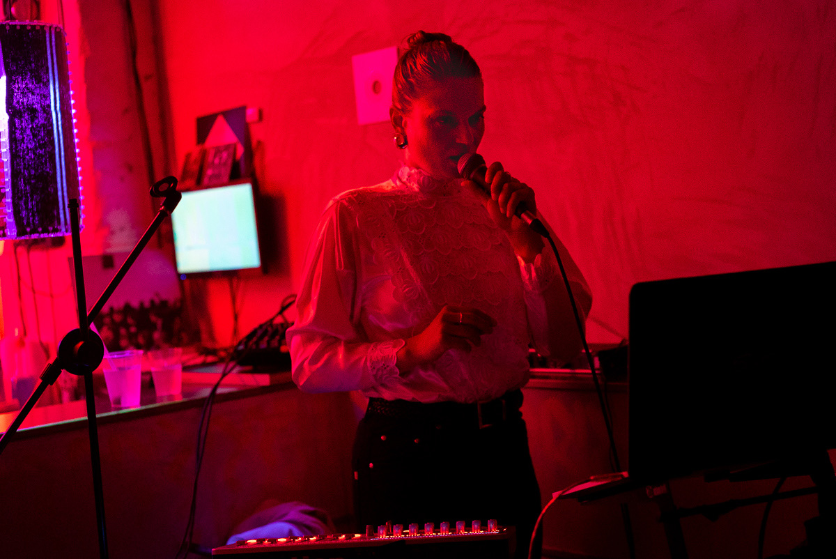 FLUIDE MEDIALE - Concert by Sue Lèwig - 25.05.2019 Studio For Artistic Research Till Bödeker Thomas Koester Añu Paz Nick Schmidt Orson Sieverding Jan Wagner Sue Lèwig Lucas Croon Kathrin Dreckmann Verena Meis Düsseldorf