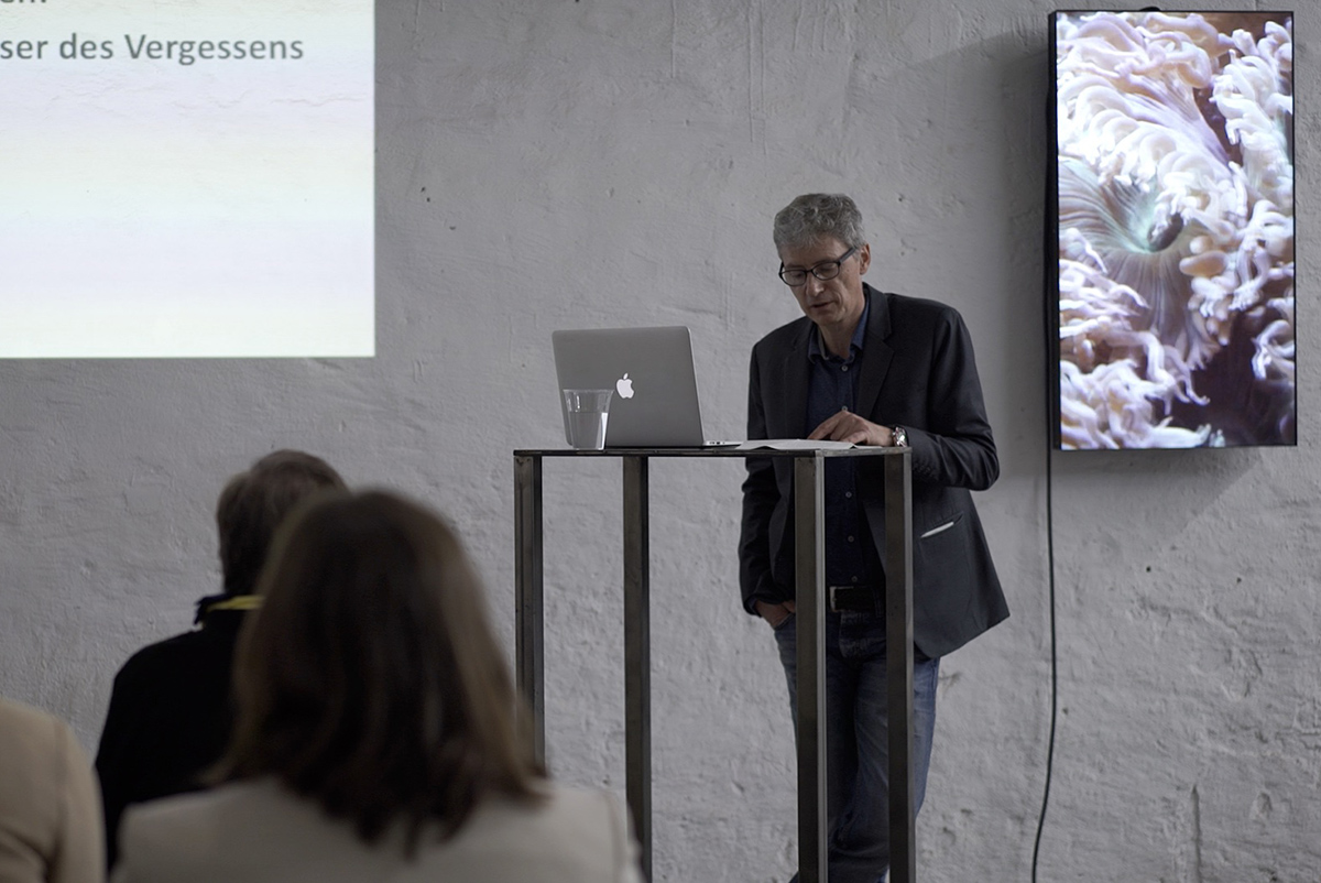 FLUIDE MEDIALE - Lecture by Matthias Bickenbach - 25.05.2019 Studio For Artistic Research Till Bödeker Thomas Koester Añu Paz Nick Schmidt Orson Sieverding Jan Wagner Sue Lèwig Lucas Croon Kathrin Dreckmann Verena Meis Düsseldorf