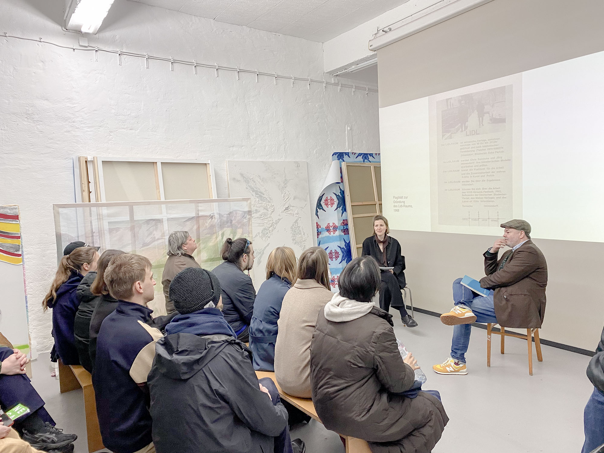 Klasse Maximiliane Baumgartner - Talk Hans-Jürgen Hafner und Maximiliane Baumgartner - 12.11.2023 Studio For Artistic Research Aleksandr Fedosov Amelie Linne Uliczka Aylin Kabakci David Hartig Denis Pajam Oechsle Fabian Sokolowski Filiz Huz Gabriela Tudor Lea Marie Weeber Lea-Sue Zorlu Lennart Martin Maximilian Graf Paula Slomke Peter Schlegel Sarah Jeong Silja Wendt Timofej Kratz Ye Hu Ziran Pei Laura Longerich Lucia Zerche Düsseldorf